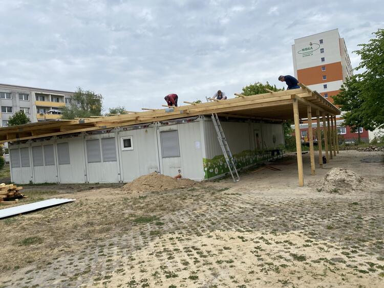 Hier bauen wir gerade ein Dach über unsere Container. Dieses soll die Solaranlage aufnehmen